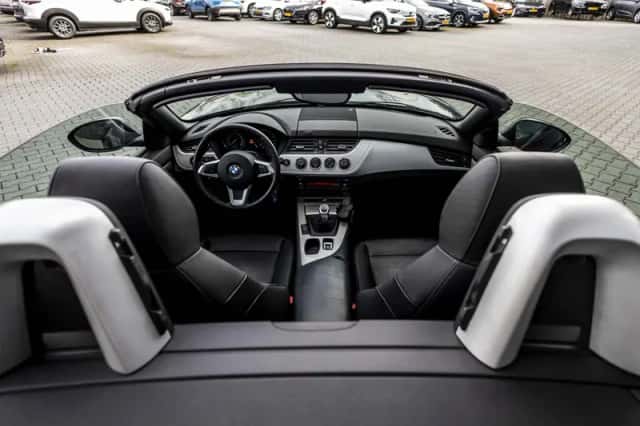 BMW Z4 (2011) thumbnail 56