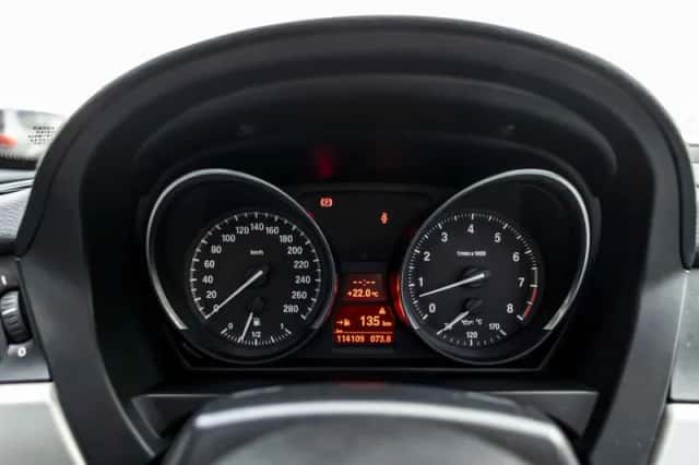 BMW Z4 (2011) thumbnail 9