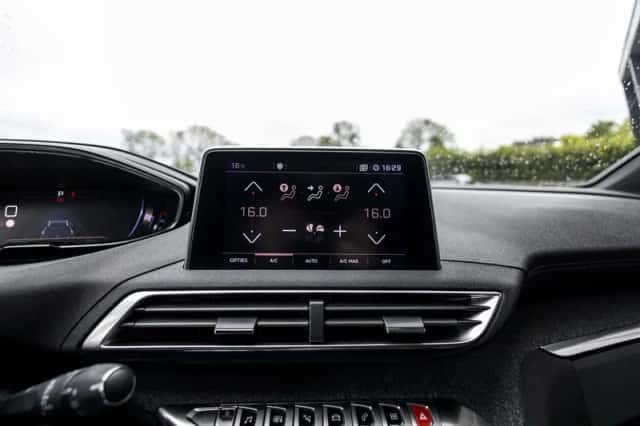 Peugeot 5008 (2018) thumbnail 29