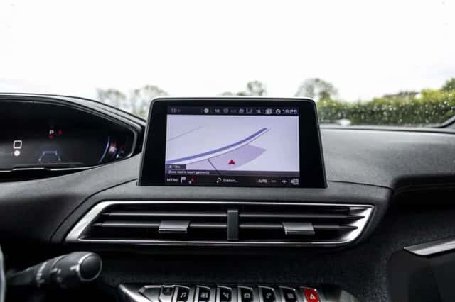 Peugeot 5008 (2018) thumbnail 31