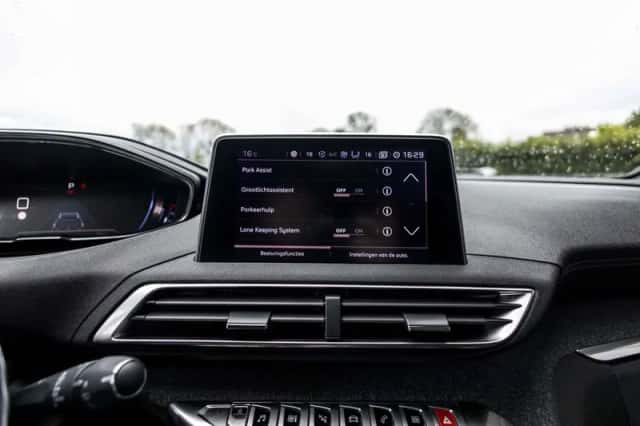 Peugeot 5008 (2018) thumbnail 32