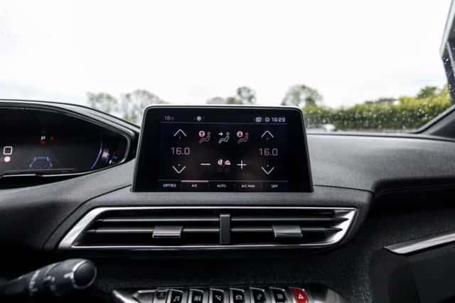 Peugeot 5008 (2018) thumbnail 74