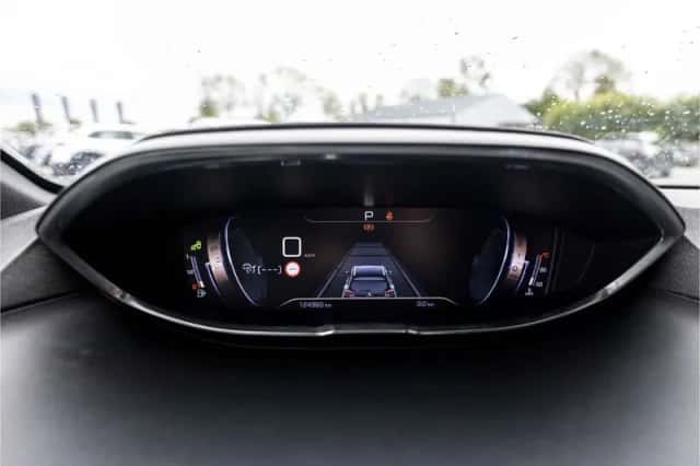 Peugeot 5008 (2018) thumbnail 9