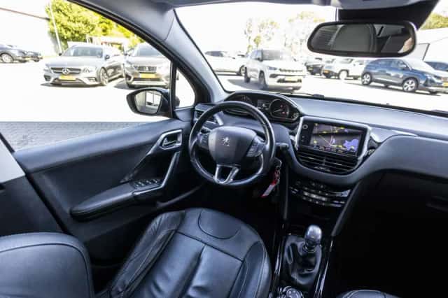 Peugeot 2008 (2017) thumbnail 63