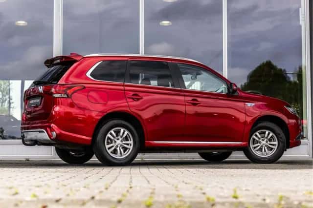 Mitsubishi Outlander (2020) thumbnail 3