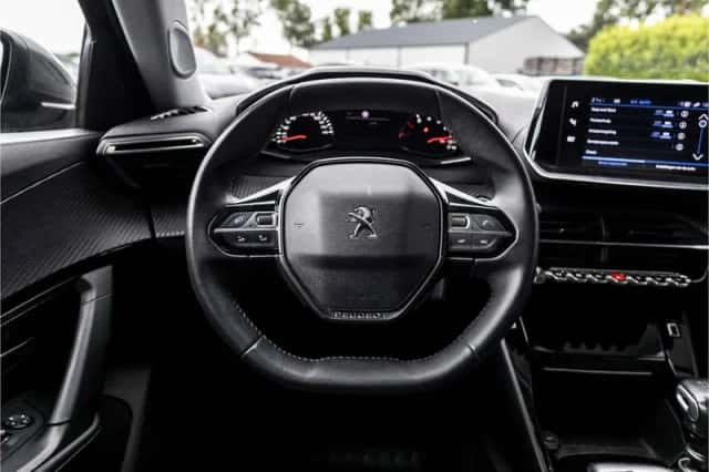 Peugeot 2008 (2021) thumbnail 8