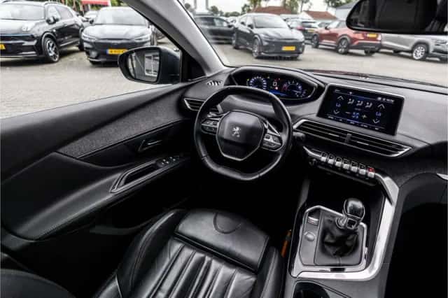 Peugeot 5008 (2018) thumbnail 18