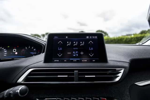 Peugeot 5008 (2018) thumbnail 23