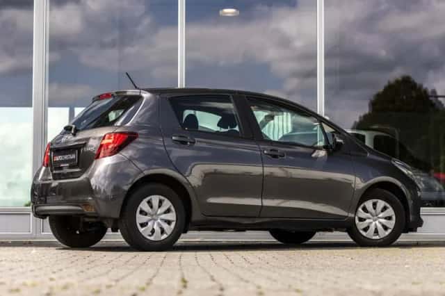 Toyota Yaris (2015) thumbnail 3