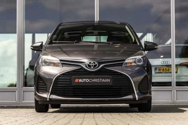 Toyota Yaris (2015) thumbnail 4