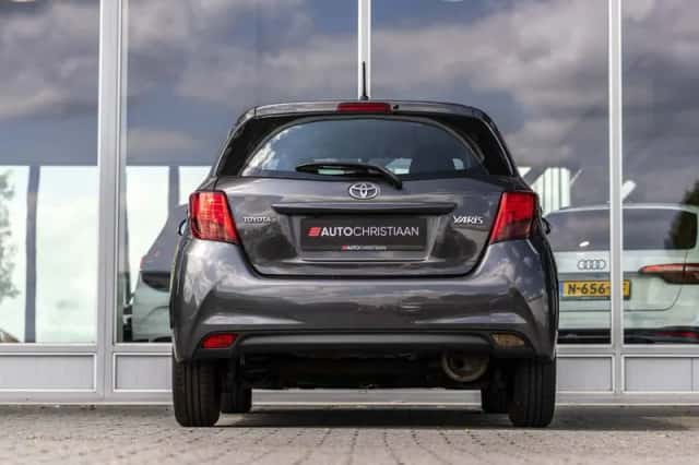 Toyota Yaris (2015) thumbnail 5