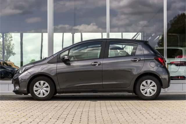 Toyota Yaris (2015) thumbnail 6