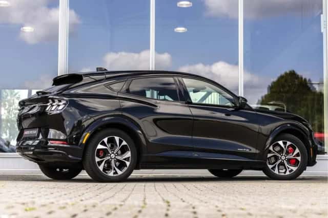 Ford Mustang (2021) thumbnail 3