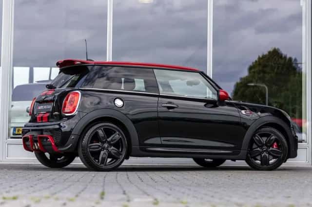 MINI Cooper (2018) thumbnail 3