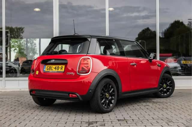 MINI Cooper (2022) thumbnail 3