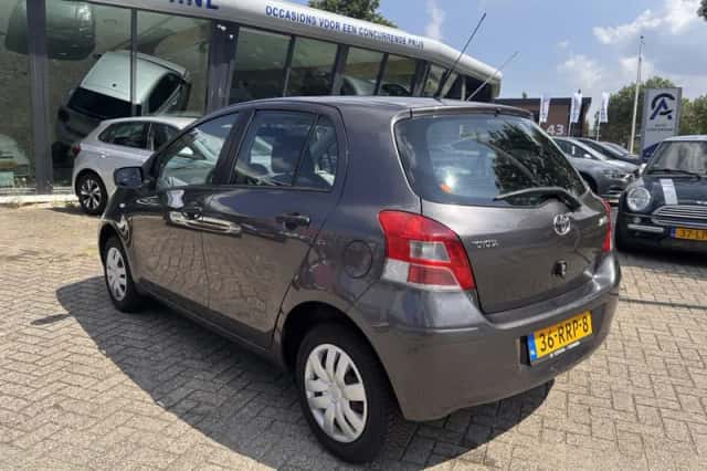 Toyota Yaris (2011) thumbnail 3