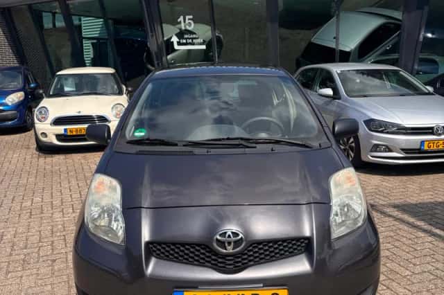 Toyota Yaris (2011) thumbnail 4