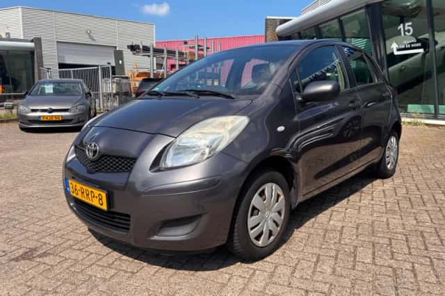 Toyota Yaris (2011) thumbnail 5