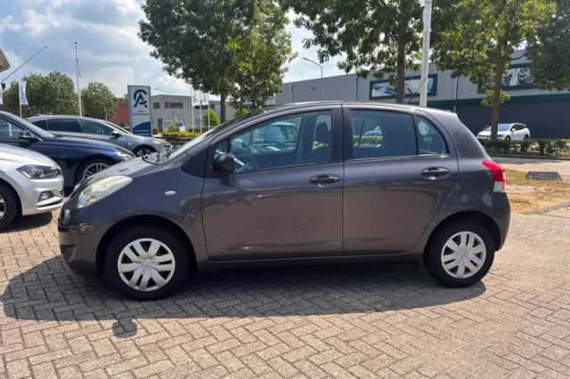 Toyota Yaris (2011) thumbnail 6
