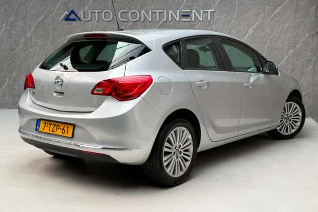 Opel Astra (2013) thumbnail 2