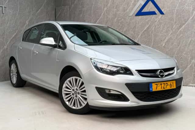 Opel Astra (2013) thumbnail 3