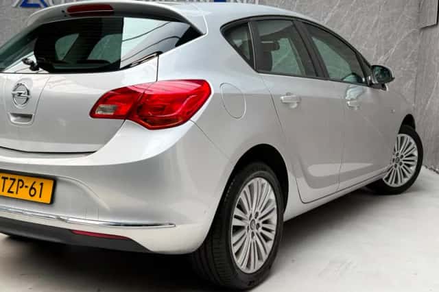 Opel Astra (2013) thumbnail 6