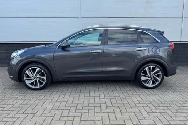 Kia Niro (2018) thumbnail 2