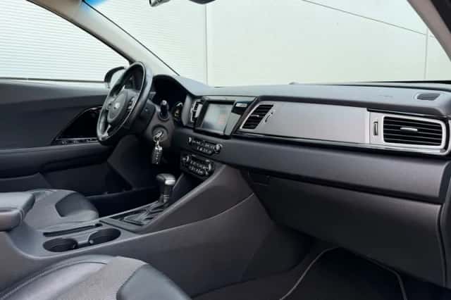 Kia Niro (2016) thumbnail 4