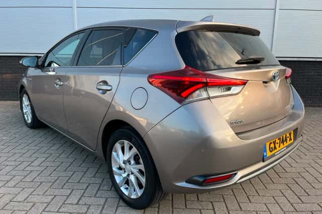 Toyota Auris (2015) thumbnail 3