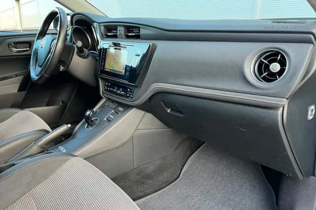 Toyota Auris (2015) thumbnail 4