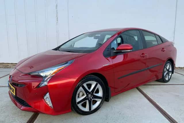Toyota Prius (2016) thumbnail 1
