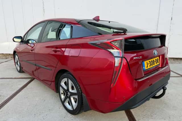 Toyota Prius (2016) thumbnail 3