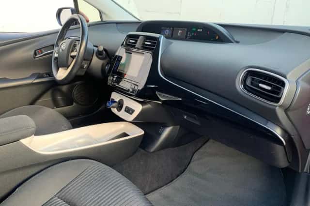 Toyota Prius (2016) thumbnail 4