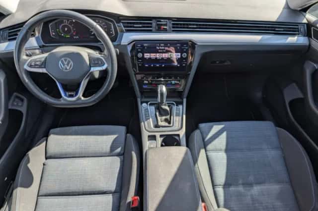 Volkswagen Passat (2022) thumbnail 5