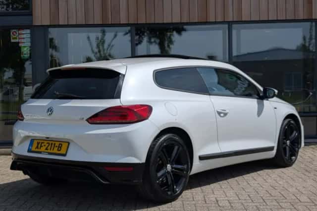Volkswagen Scirocco (2017) thumbnail 2