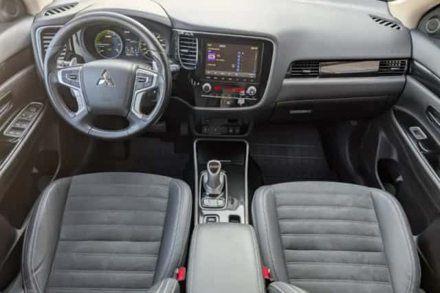 Mitsubishi Outlander (2020) thumbnail 5