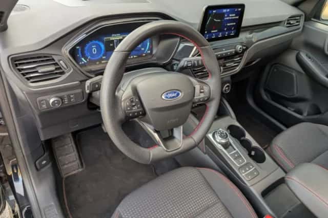 Ford Kuga (2022) thumbnail 2