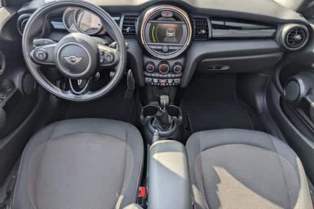 MINI Cooper (2017) thumbnail 3
