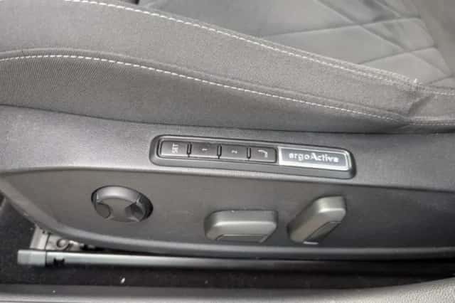 Volkswagen Golf (2021) thumbnail 6