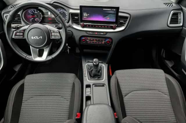 Kia Ceed Sportswagon (2023) thumbnail 2