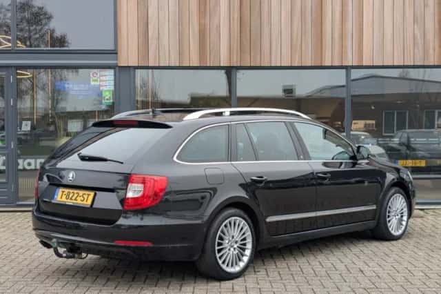 Škoda Superb (2015) thumbnail 2
