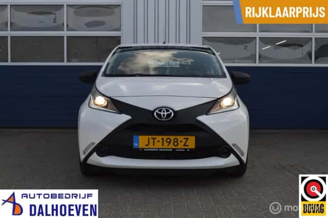 Toyota Aygo (2016) thumbnail 2