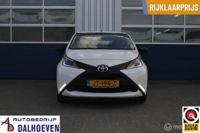 Toyota Aygo (2016) thumbnail 3