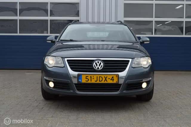 Volkswagen Passat (2009) thumbnail 2