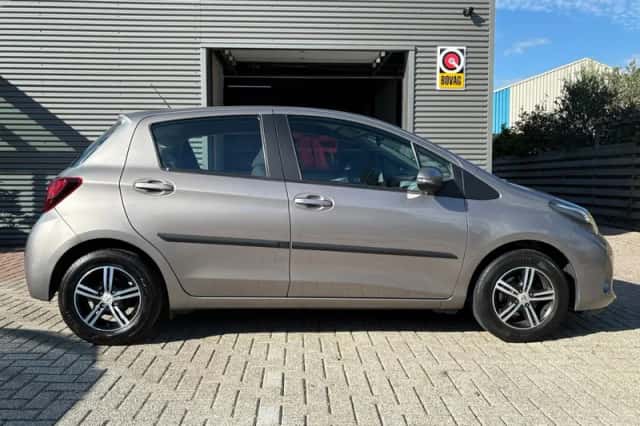 Toyota Yaris (2014) thumbnail 5