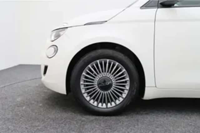 Fiat 500e (2023) thumbnail 3