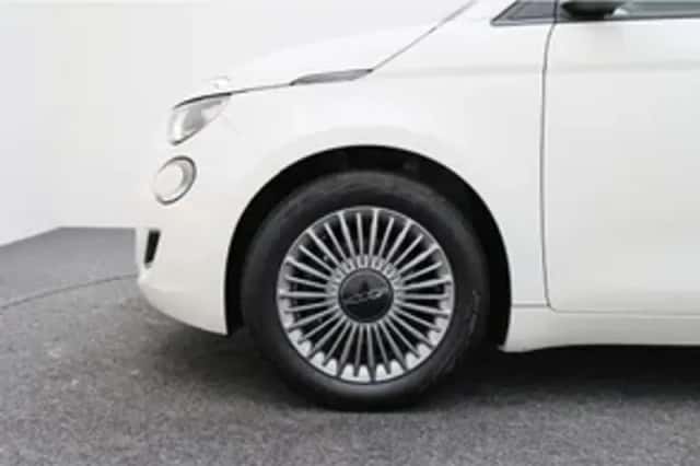 Fiat 500e (2023) thumbnail 3