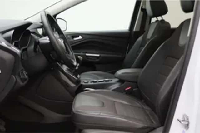 Ford Kuga (2016) thumbnail 4
