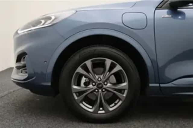 Ford Kuga (2023) thumbnail 2