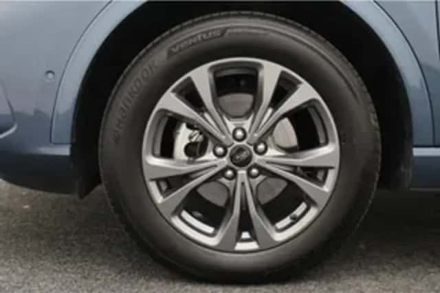 Ford Kuga (2023) thumbnail 3